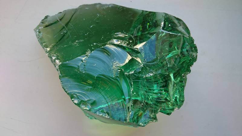 Стекло природный материал. Стеклянные камни зелёные. Камень зелёное стекло. Зеленый камень похожий на стекло. Природное стекло камень.