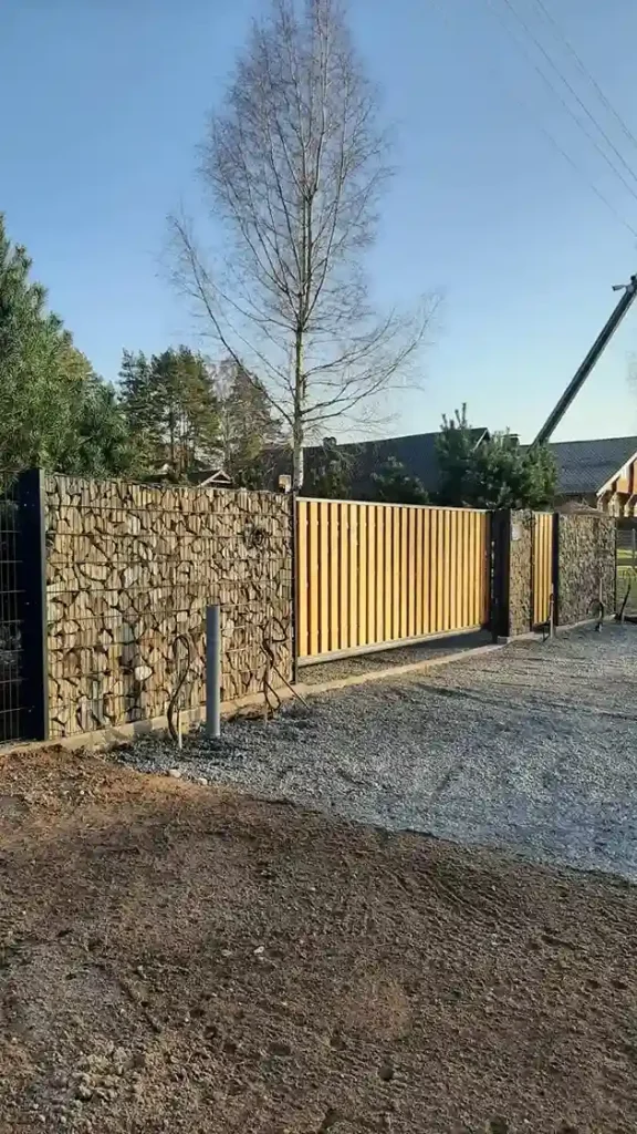 коричневый забор